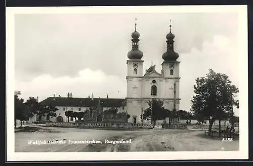 AK Frauenkirchen /Burgenland, Wallfahrtskirche mit Strasse