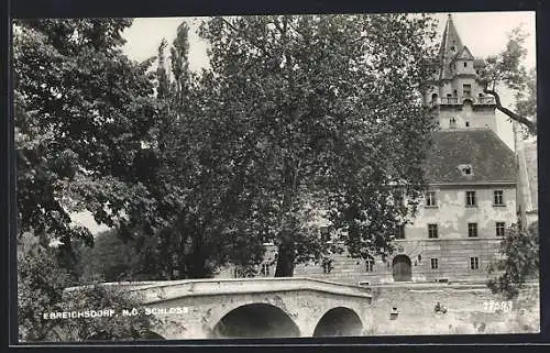 AK Ebreichsdorf /N. Ö., Schloss von der Brücke aus