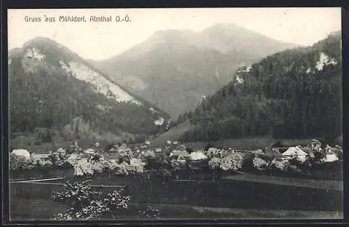 AK Mühldorf /Almthal, Ortsansicht mit den Bergen