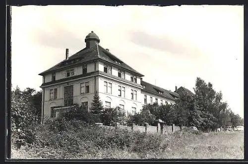 AK Oberpullendorf /Bgld., Wiese vor dem Hotel