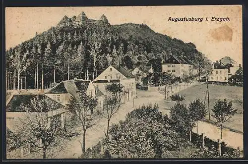 AK Augustusburg /Erzgeb., Strassenpartie mit Burg aus der Vogelschau