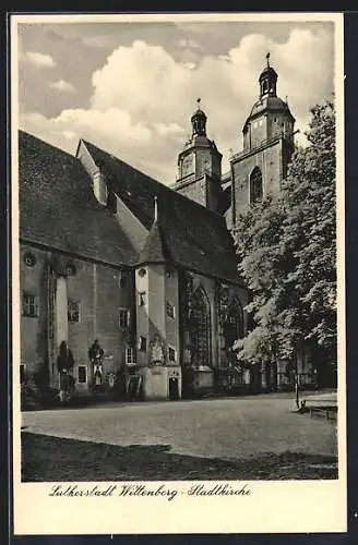 AK Wittenberg / Lutherstadt, Partie an der Stadtkirche