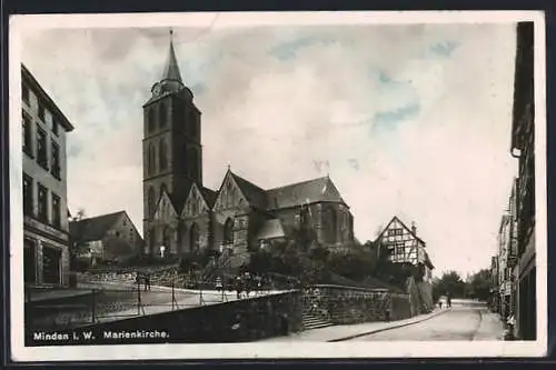 AK Minden i. W., auf der Strasse vor der Marienkirche