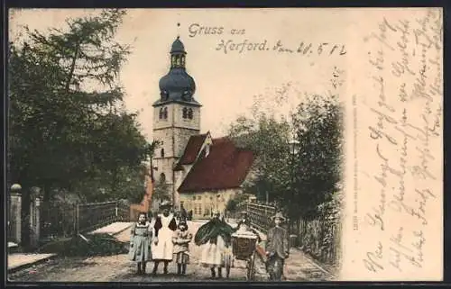 AK Herford, Kirche und Brücke mit Menschen, Kinderwagen