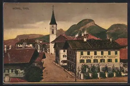 AK Wörgl, Strassenpartie mit Bauspänglerei Franz Danek und Kirche