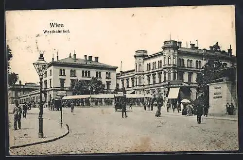 AK Wien, Westbahnhof mit Passanten