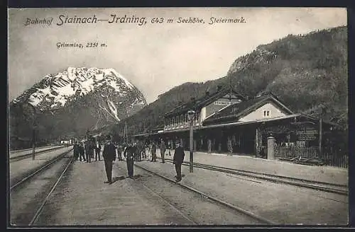 AK Stainach-Irdning, Bahnhof mit Blick auf Grimming