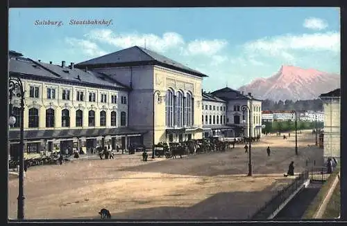 AK Salzburg, Staatsbahnhof mit Strasse und Alpenglühen, Droschken