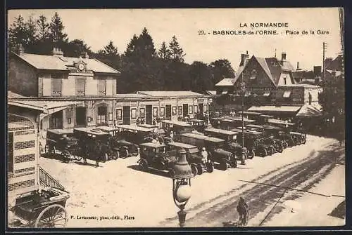 AK Bagnoles-de-l'Orne, Place de la Gare, parkende Autos vor dem Bahnhofsgebäude