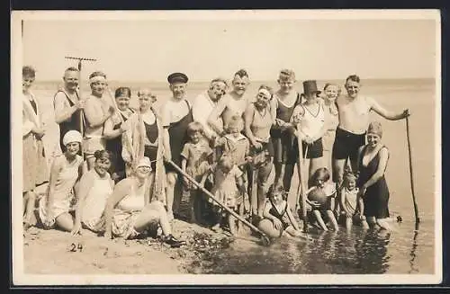 AK Familien in Bademode im Wasser stehend