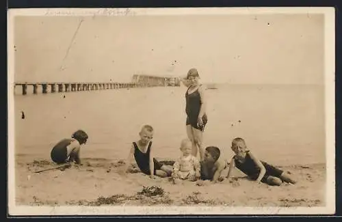 AK Mutter mit Kindern in Bademode am Strand