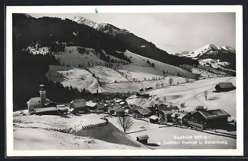 AK Saalbach, Gesamtansicht mit Gebirgskette im Winter