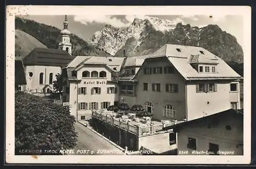 AK Lermoos, Ortspartie mit Hotel Post gegen Zugspitze