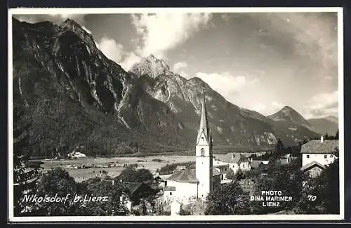 AK Nikolsdorf b. Lienz, Ortsansicht mit dem Gebirge