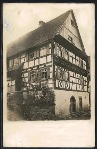 Foto-AK Reichental, Familie vor ihrem Fachwerkhaus