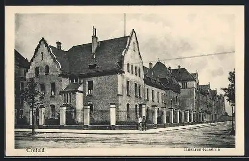 AK Crefeld, Husaren-Kaserne mit Soldaten