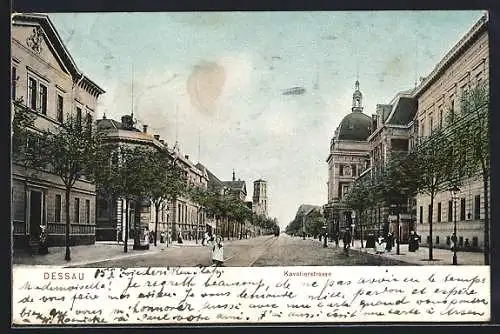 AK Dessau, Kavalierstrasse mit Passanten