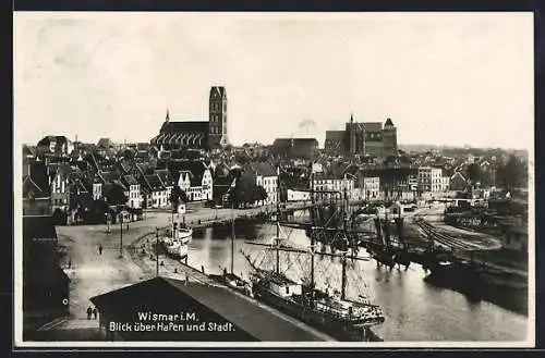 AK Wismar i. M., Blick über Hafen und Stadt mit Kirche