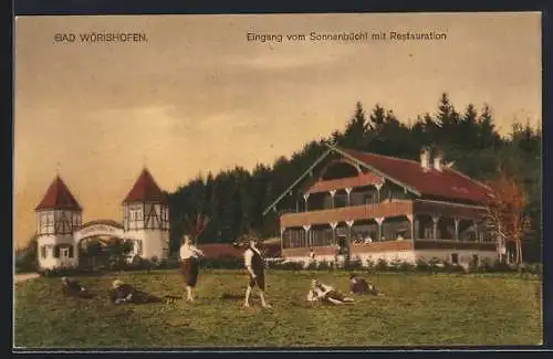 AK Bad Wörishofen, Männer auf einer Wiese vor dem Sonnenbüchl mit Restauration