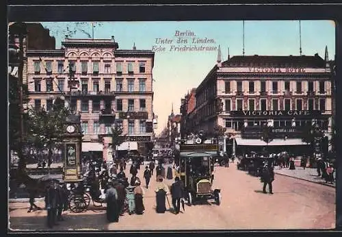 AK Berlin, Unter den Linden Ecke Friedrichstrasse mit Victoria Hotel und Café, Strassenansicht mit Doppeldeckerbus