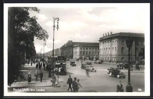 AK Berlin, Unter den Linden, Strassenpartie mit Doppeldecker-Bus und Autos