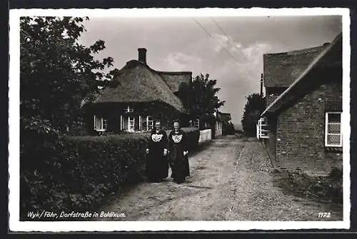 AK Wyk a. Föhr, Boldixum, Dorfstrasse mit Frauen in Tracht