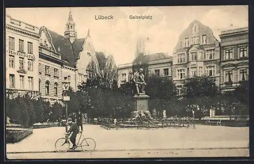 AK Lübeck, Geibelplatz mit Denkmal, Radfahrer