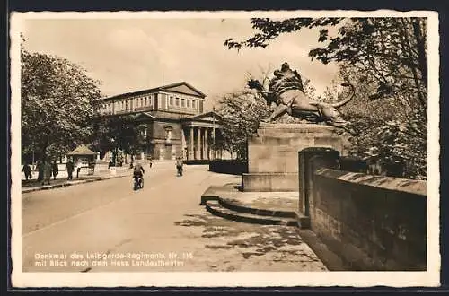 AK Darmstadt, Denkmal des Leibgarde-Regiments no. 115 mit Blick zum Hess. Landestheater