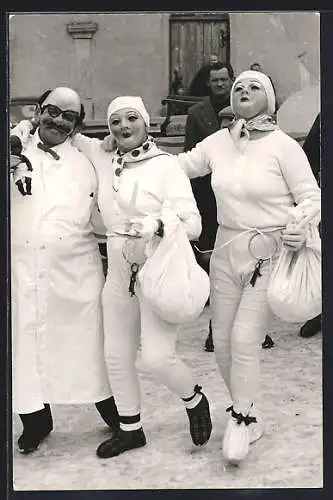 AK Drei Personen im Kostüm beim Fasching
