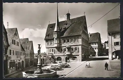 AK Bietigheim /Enz, Marktplatz mit Geschäften, Rathaus und Brunnen