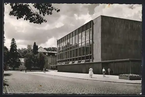 AK Oldenburg /Oldb., Schwimmbad mit Strassenpartie