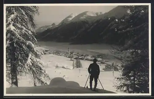 AK Samaden, Skifahrer blick auf die Ortschaft