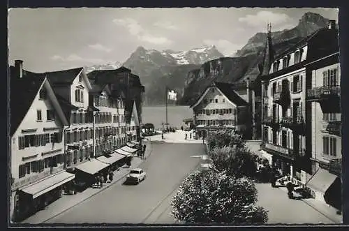 AK Brunnen am Vierwaldstättersee, Ortspartie mit Blick auf Gitschen und Urirotstock