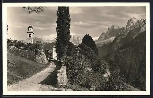 AK Soglio, Dorfeingang, im Hintergrund die Bondascagruppe