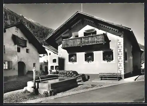 AK Bergün /Bravuogn, Dorfpartie am Brunnen