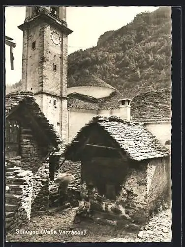 AK Sonogno /Valle Verzasca, Ortspartie am Kirchturm