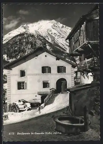 AK Guarda /Grb., Dorfpartie am Brunnen im Winter