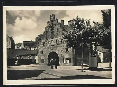 AK Flensburg, Nordertor mit Strassenpartie und Litfass-Säule