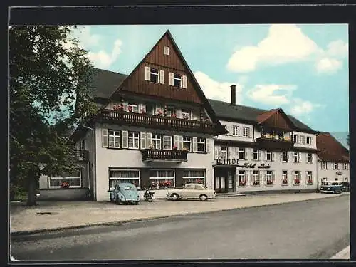 AK Ottenhöfen i. Schwarzwald, Hotel Linde mit parkenden Autos, VW Käfer