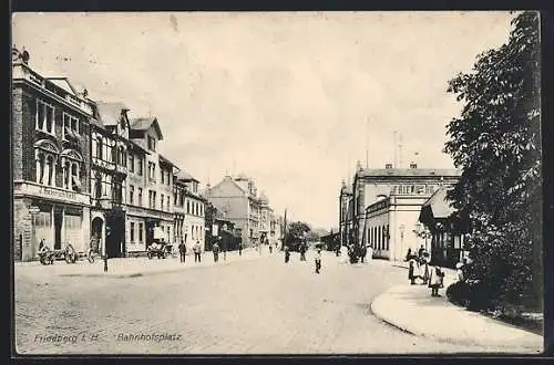 AK Friedberg i. H., Bahnhofsplatz mit Geschäft J. Heinrich Viehl