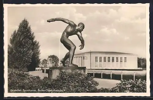 AK Berlin-Charlottenburg, Dt. Sportforum mit Skulptur eines Diskuswerfers