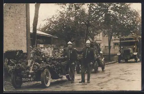 Foto-AK Geschmückte Autos und zwei Feuerwehrmänner in Uniform