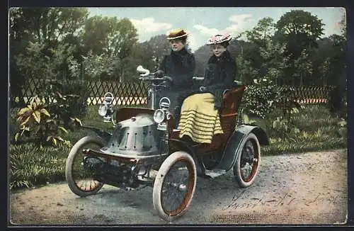 AK Auto Cudell (1902), Zwei Damen am Steuer des Motorwagens fahren auf einem Parkweg