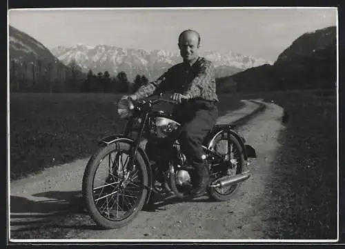 Foto-AK Mann fährt auf Motorrad über eine Landstrasse