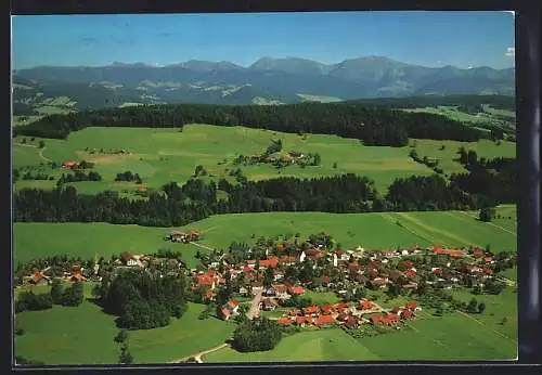 AK Ellhofen / Allgäu, Ortsansicht mit Berglandschaft