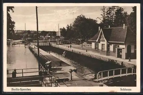 AK Berlin-Spandau, Blick auf Schleuse