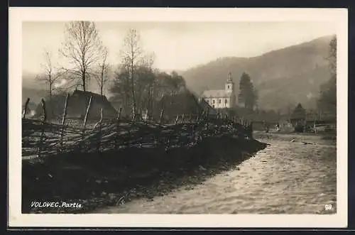 AK Volovec, Ortspartie mit Kirche
