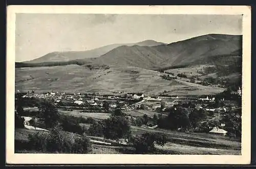 AK Volovec, Blick auf den Ort und die Berge