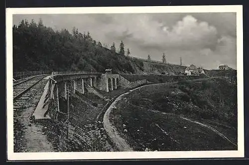 AK Uzoku, Viadukt, Eisenbahngleise auf Brücke