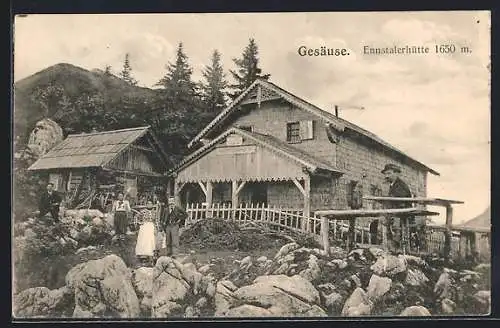 AK Ennstalerhütte, Menschen vor der Hütte am Gesäuse